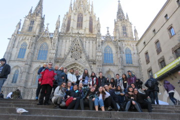 Uczniowie i nauczyciele biorący udział w projekcie TVUWW, podczas zwiedzania Barcelony.